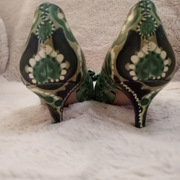 Red by Valentino Italian Leather Rare Pastel Green and Cream Paisley Floral Heel - Picture 6 of 8